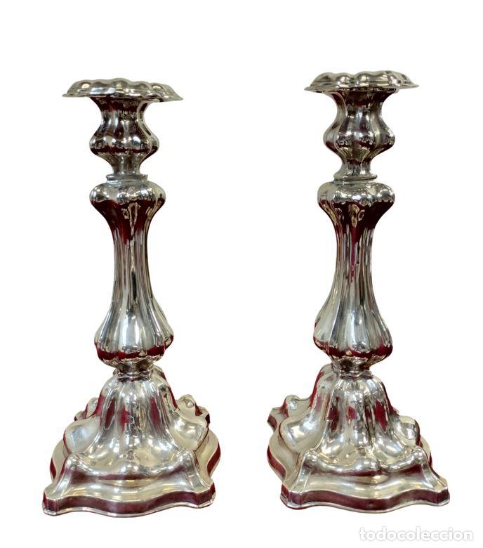 Antig&uuml;edades: PAREJA DE CANDELABROS DE ESTILO BARROCO. PLATA CINCELADA. EUROPA. SIGLO XIX.