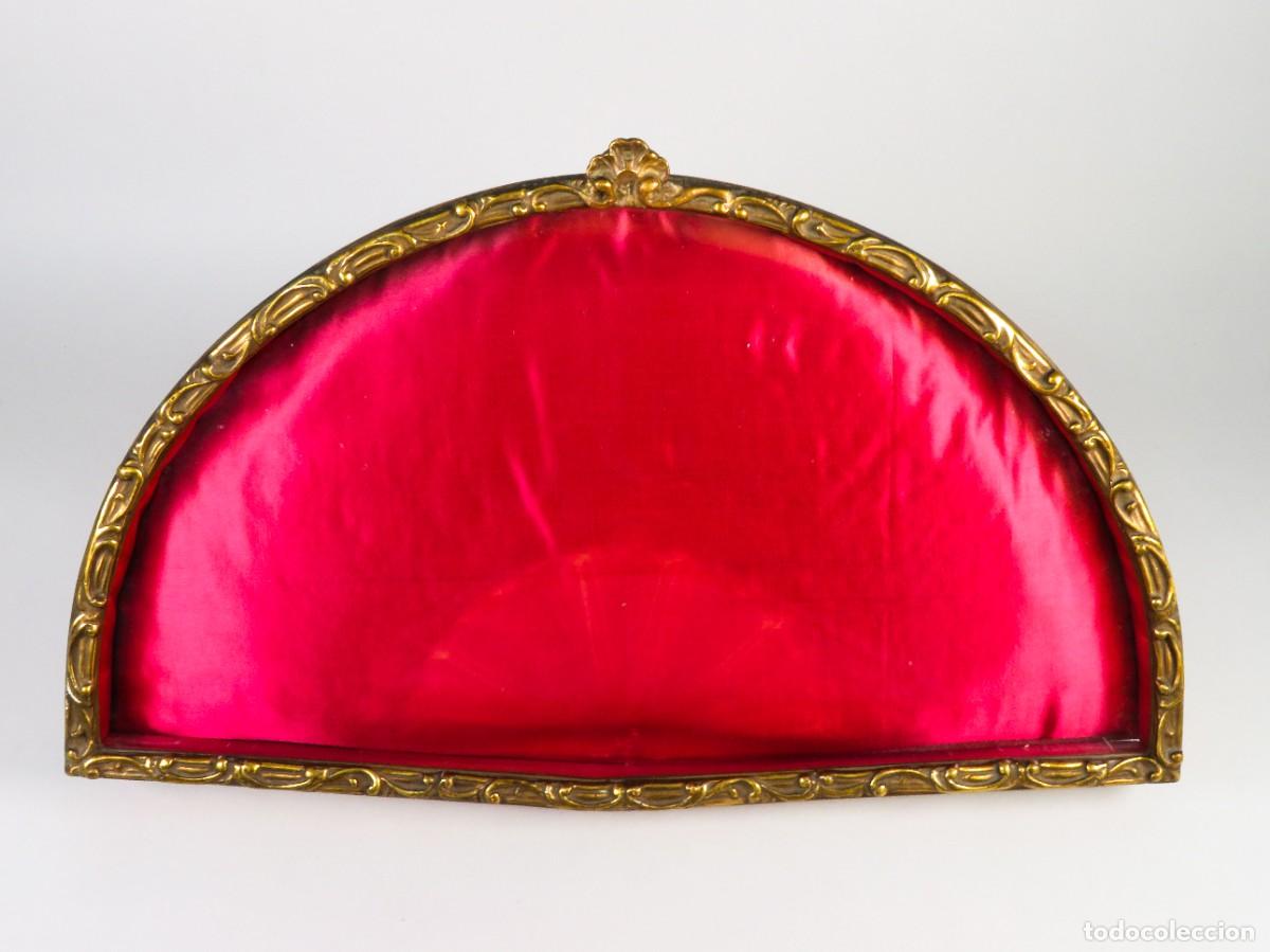 Antig&uuml;edades: Abaniquera de sobremesa en madera tallada y dorada interior forrado en seda roja principios siglo XX