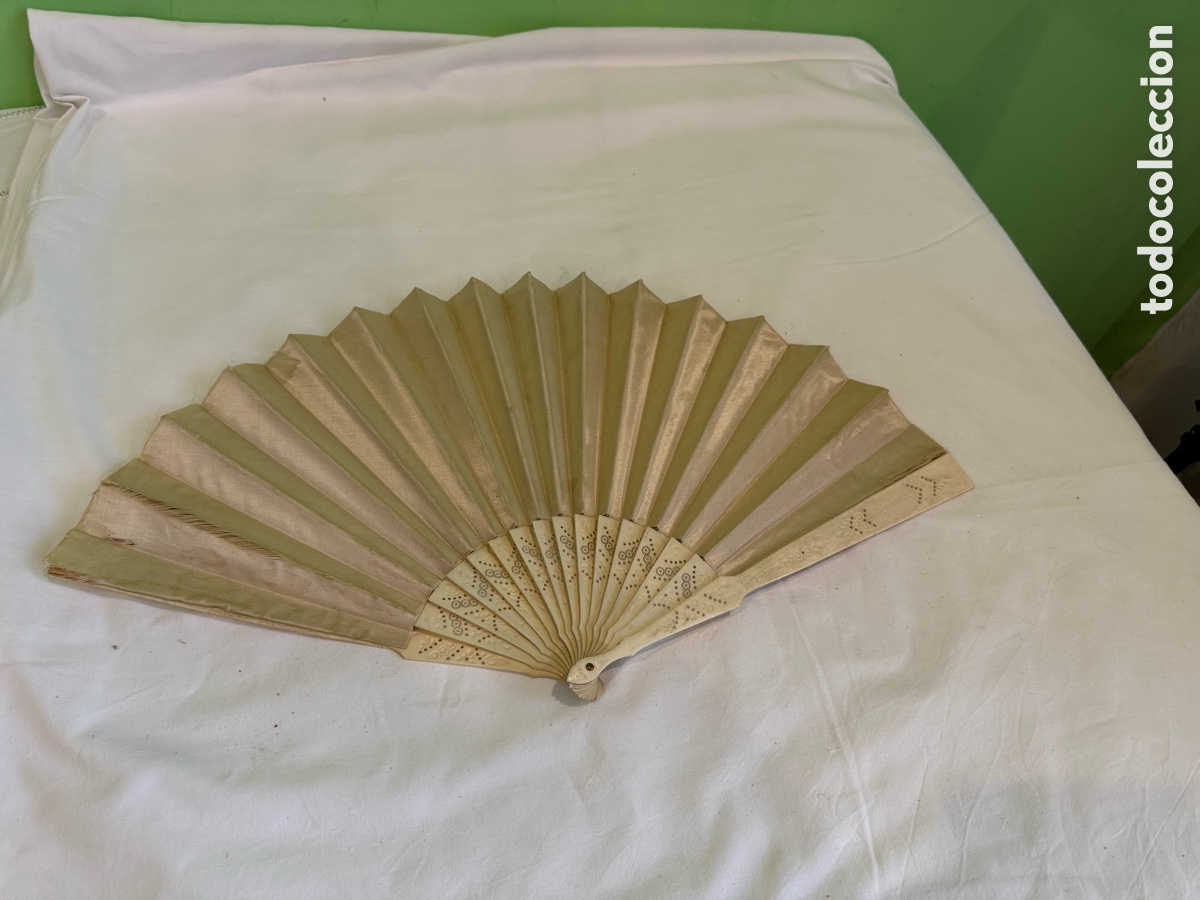 Antig&uuml;edades: Abanico isabelino siglo XIX varillaje tallado antiguo