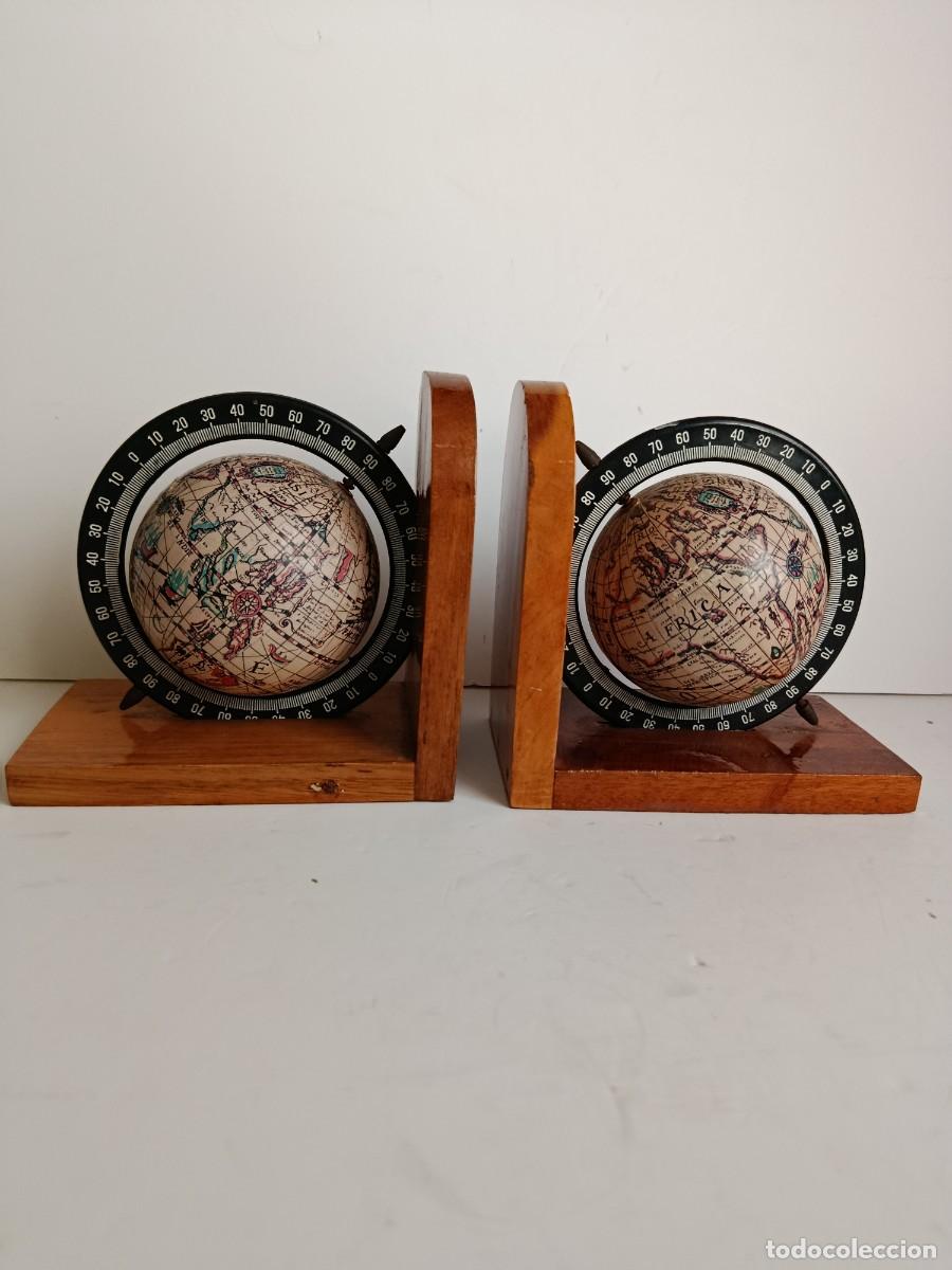 Antig&uuml;edades: SUJETA LIBROS CON BOLA DEL MUNDO.