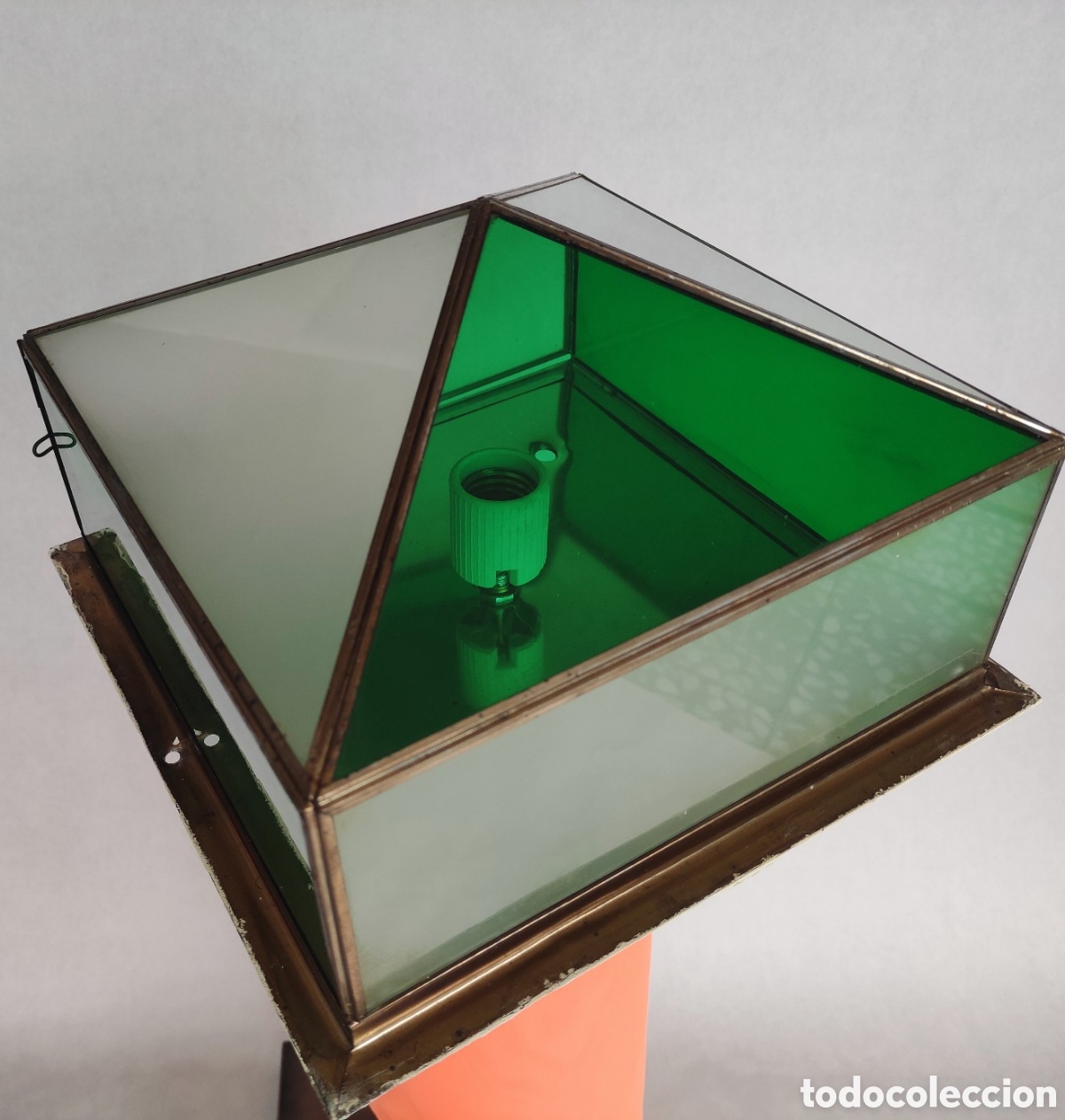 Antig&uuml;edades: Lampara plaf&oacute;n de techo, de cristal y con perfil met&aacute;lico