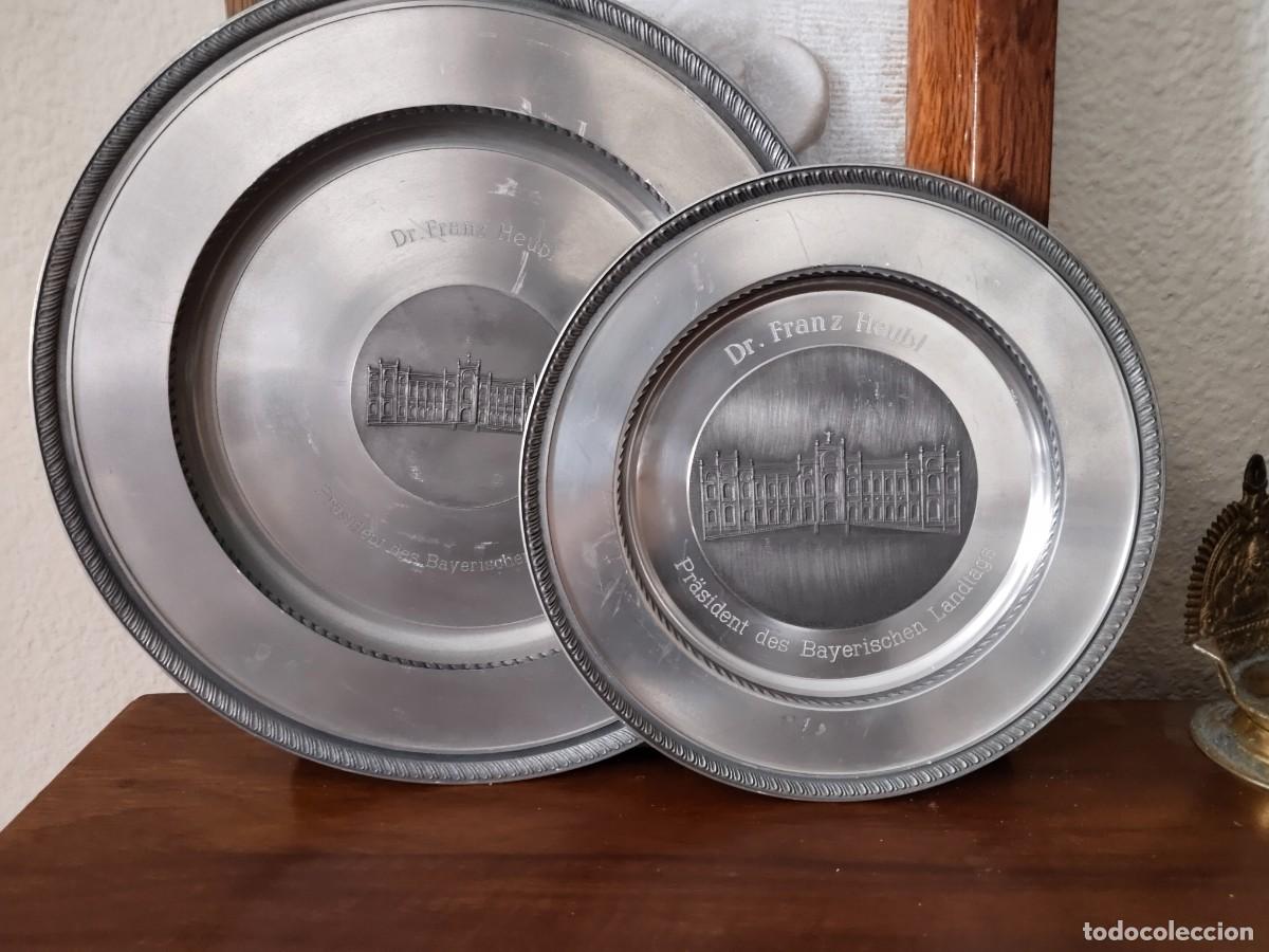 Antig&uuml;edades: Pareja de platos en peltre Bayer Zinn. Homenaje a Dr. Franz Heubl.