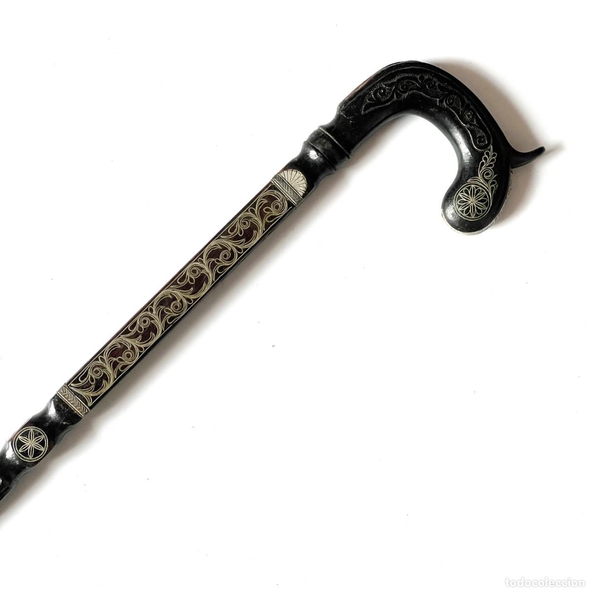 Antig&uuml;edades: Antiguo bast&oacute;n muy elaborado en madera tallada y incrustaciones de metal.