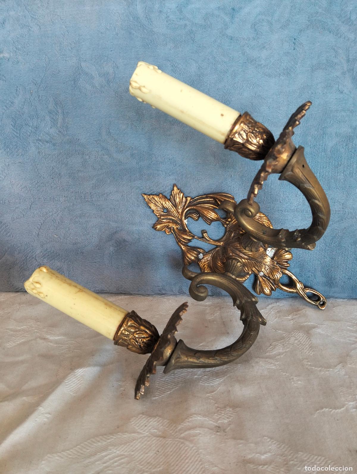 Antig&uuml;edades: Aplique de pared el&eacute;ctrico candelabro de dos brazos en bronce labrado de los a&ntilde;os 50