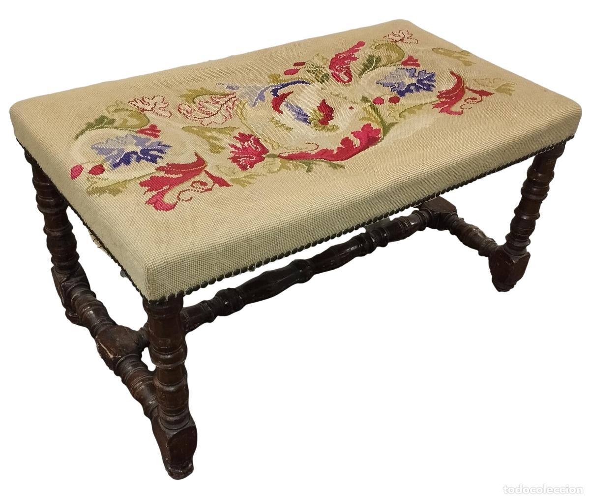 Antig&uuml;edades: ANTIGUA BANQUETA EN NOGAL TORNEADO. TAPICER&Iacute;A BORDADA A MANO. ESPA&Ntilde;A. SIGLO XVIII