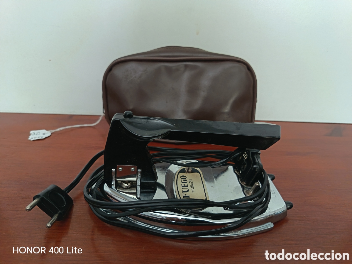 Antig&uuml;edades: Antigua plancha de viaje Fuego en funda de piel