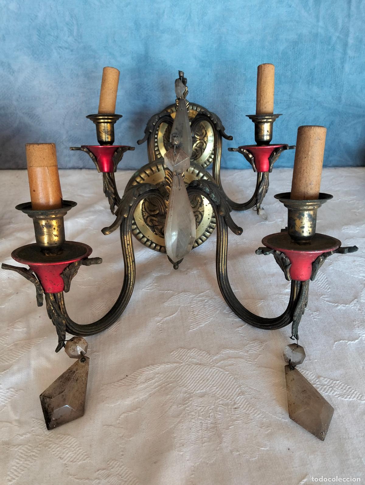 Antig&uuml;edades: 2 Aplique de pared el&eacute;ctrico candelabro de dos brazos en bronce labrado de los a&ntilde;os 60