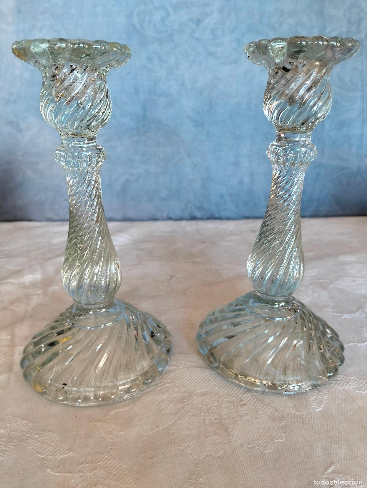 Antig&uuml;edades: Pareja de candelabros palmatorias de vidrio cristal prensado con torneado de los a&ntilde;os 20-30