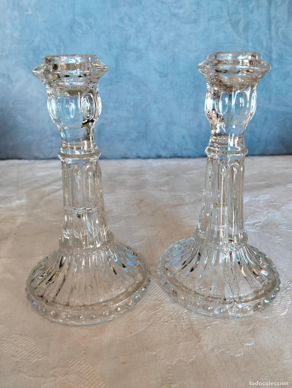 Antig&uuml;edades: Pareja de candelabros palmatorias de vidrio cristal prensado con formas geometrica de los a&ntilde;os 20-30