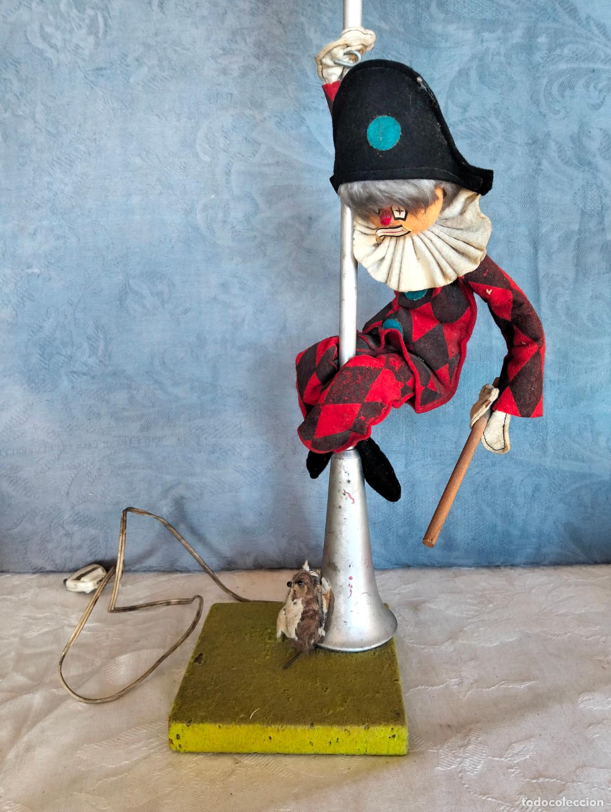 Antig&uuml;edades: L&aacute;mpara de sobremesa figura de payaso de fieltro saltando en una farola de los a&ntilde;os 60 vintage