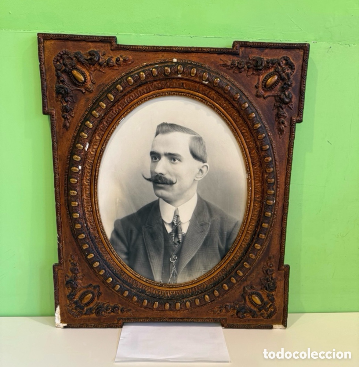 Antig&uuml;edades: Marco isabelino en estuco dorado con fotograf&iacute;a original retrato hombre s. XIX