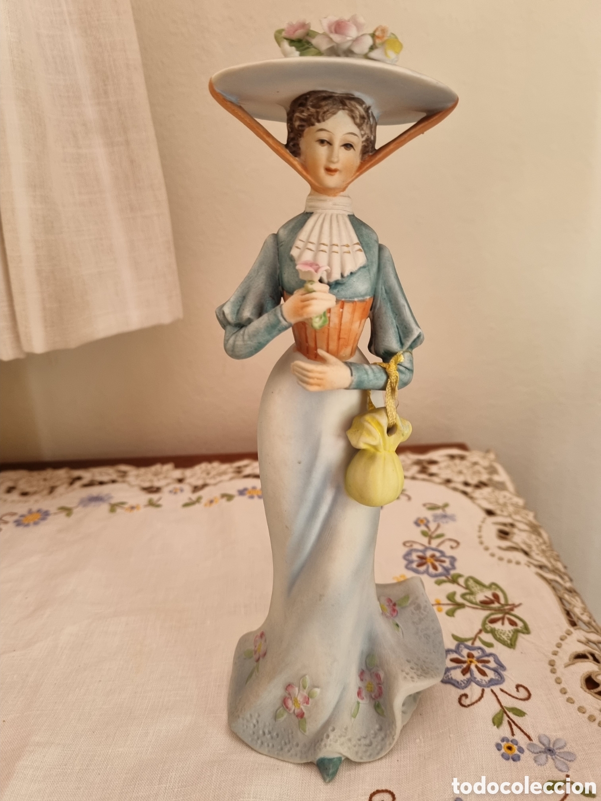 Antiques: Preciosa figura de una dama antigua. Muchos detalles. 24 cm altura.