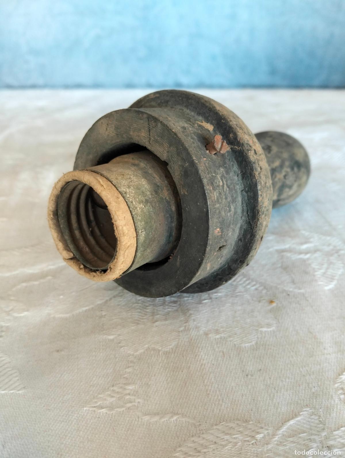 Antig&uuml;edades: Porta l&aacute;mparas industrial de madera con casquillo y tornillos sujeta tulipa de los a&ntilde;os 30-40