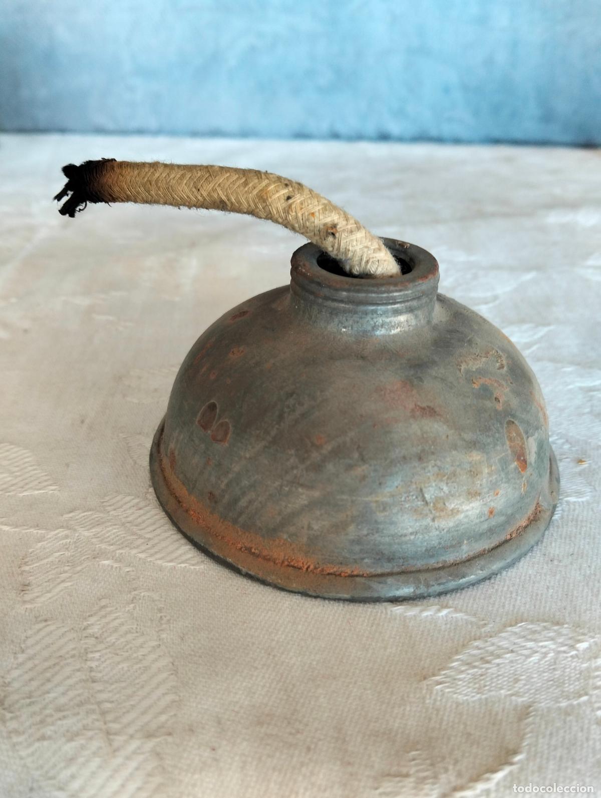 Antig&uuml;edades: Luz de aceite de hojalata con mecha de sobremesa o fanal repuestos de los a&ntilde;os 10-20