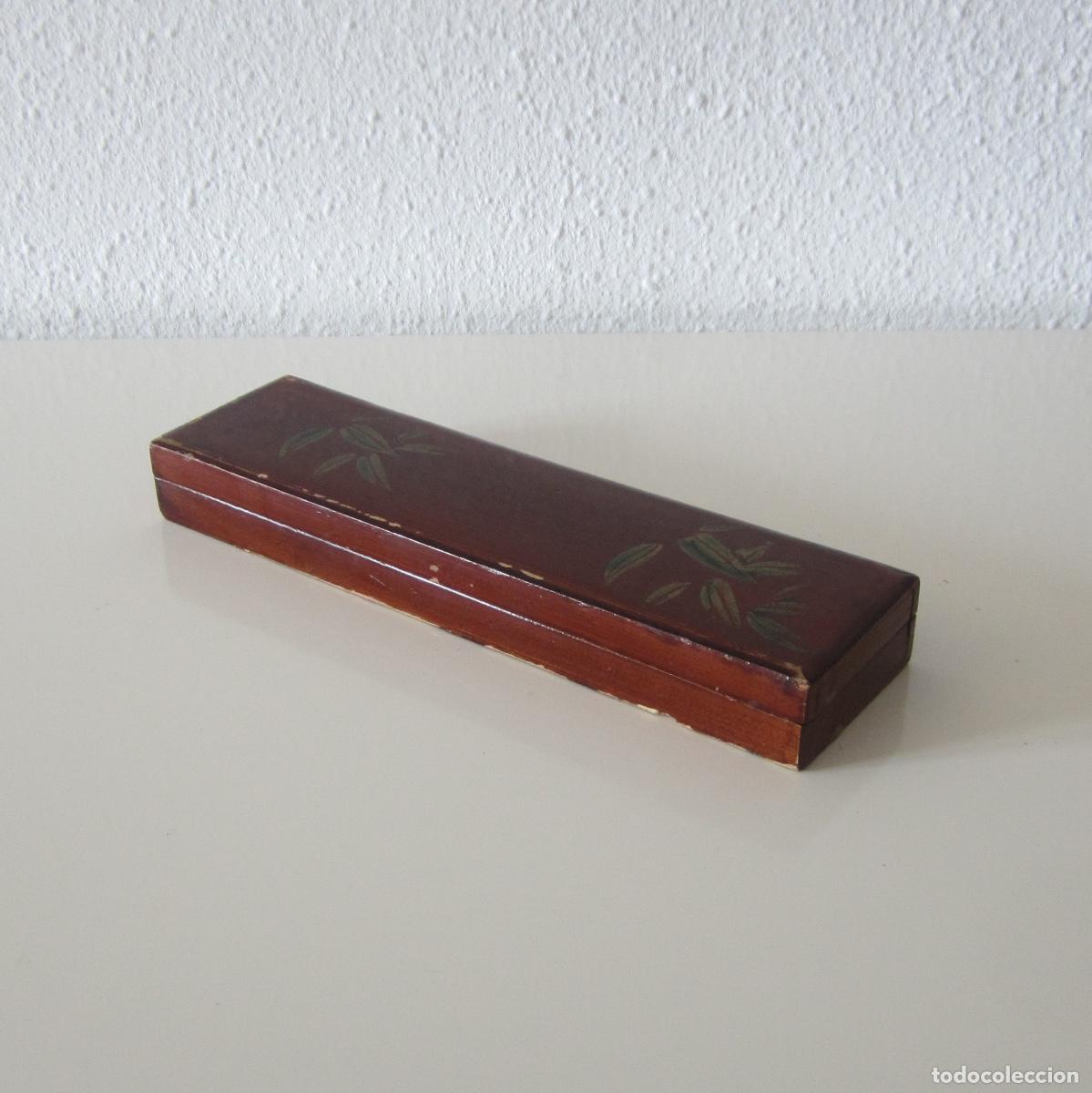 Antig&uuml;edades: ANTIGUA CAJA PLUMIER DE MADERA LACADA CON DECORACION ORIENTAL