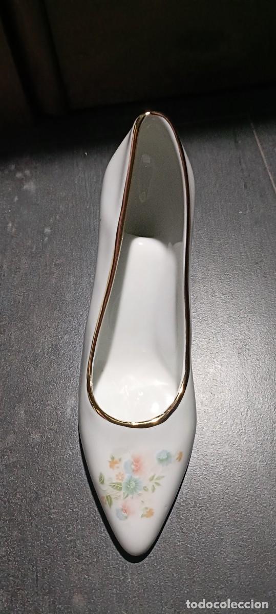 Antig&uuml;edades: Zapatos de tac&oacute;n de porcelana