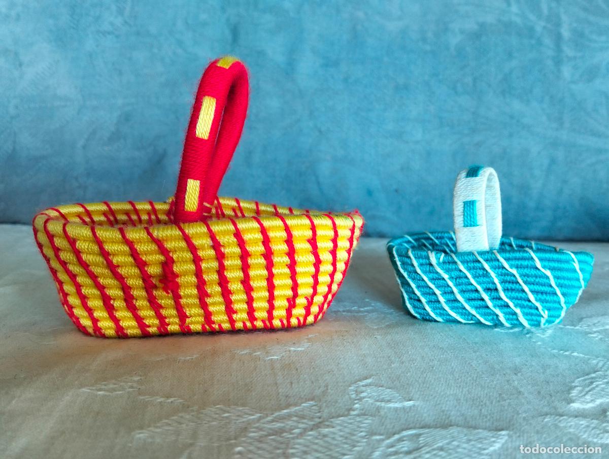 Oggetti Antichi: Pareja de dos cesta cestas en miniatura bandera de Espa&ntilde;a artesania otra azul a&ntilde;os 60-70 vintage