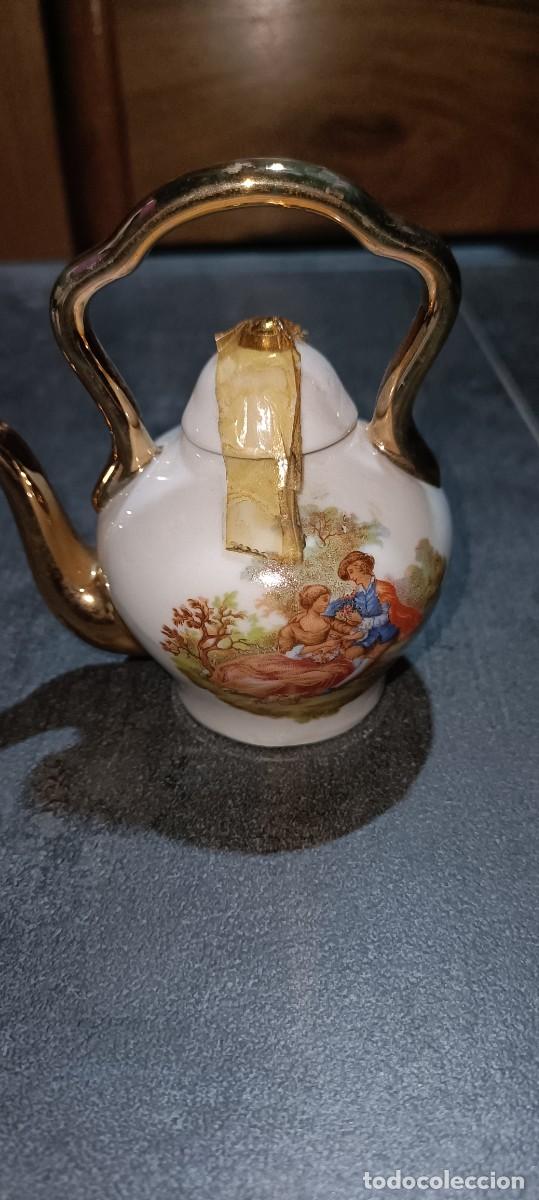 Antig&uuml;edades: Tetera peque&ntilde;a de porcelana