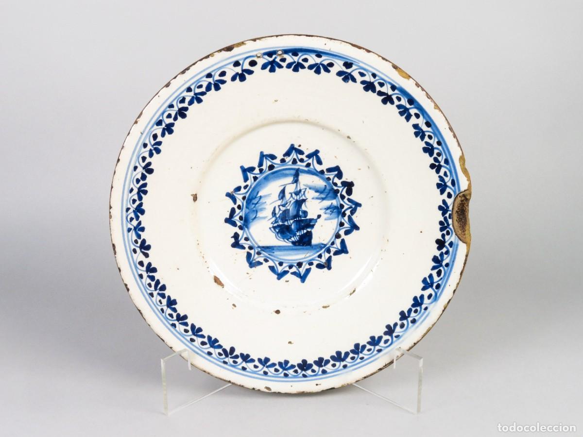 Antig&uuml;edades: Plato catal&aacute;n azul y blanco en loza de influencia francesa siglo XVIII