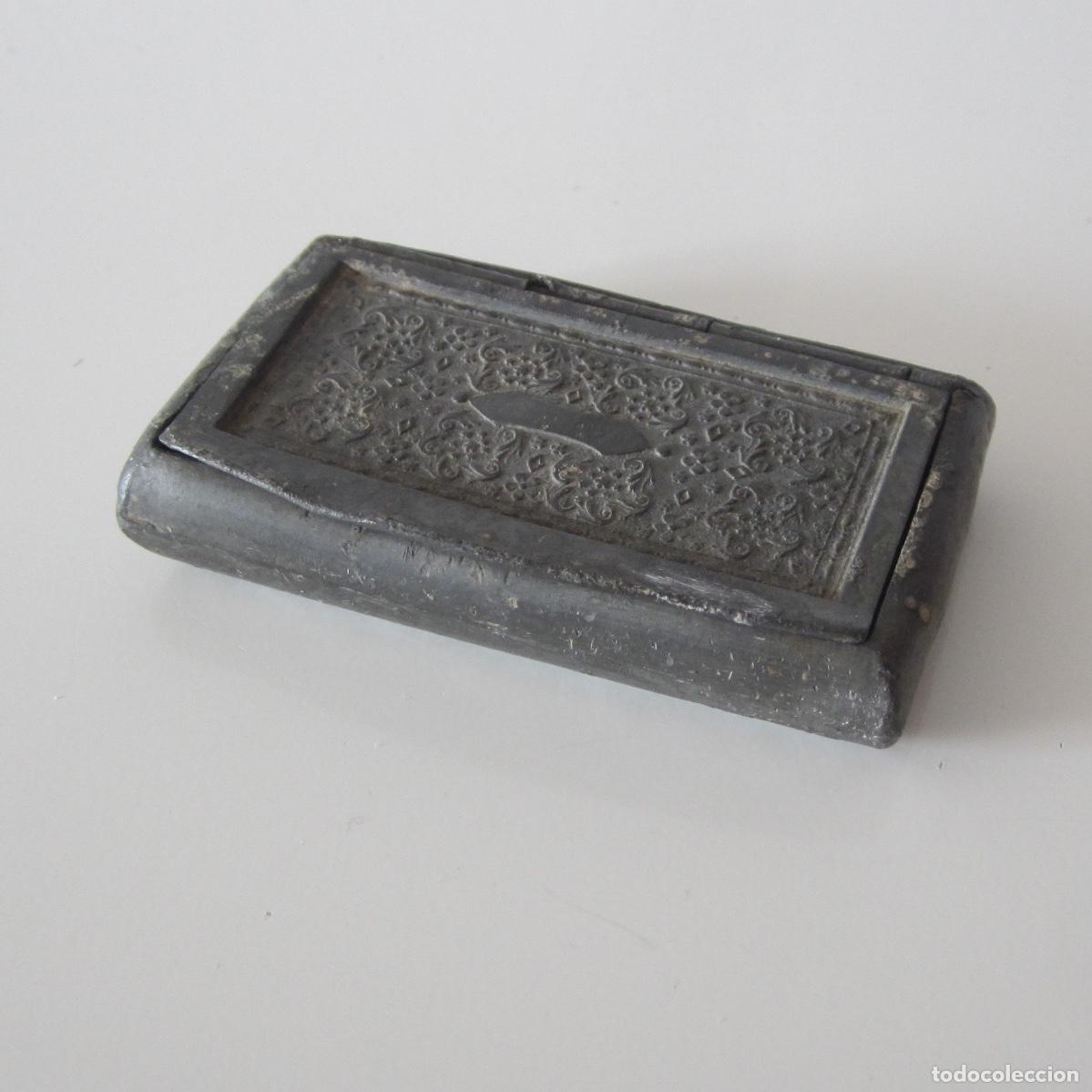 Antig&uuml;edades: ANTIGUA CAJA DE RAP&Eacute; O TABAQUERA DE METAL