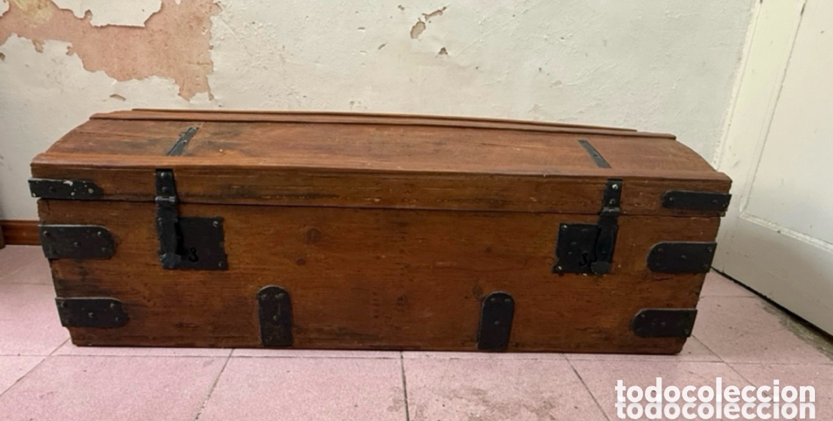 Antig&uuml;edades: Gran baul antiguo de madera maciza con herrajes de hierro forjado. Siglo XIX. Arc&oacute;n r&uacute;stico original