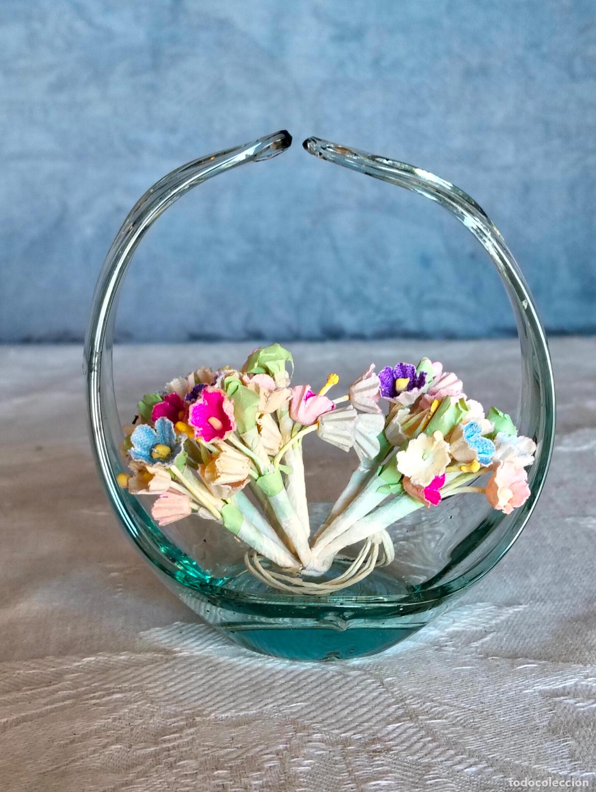 Oggetti Antichi: Cesta cestita en miniatura de cristal soplado con flores de tela de los a&ntilde;os 60-70 vintage
