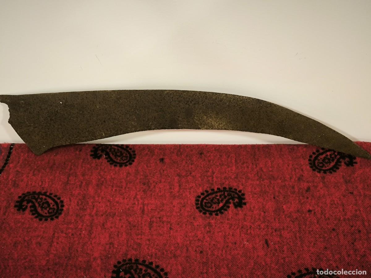 Antig&uuml;edades: Antigua Hoja De Hoz Curvada De Hierro &ndash; Herramienta Agr&iacute;cola Tradicional 72 Cms