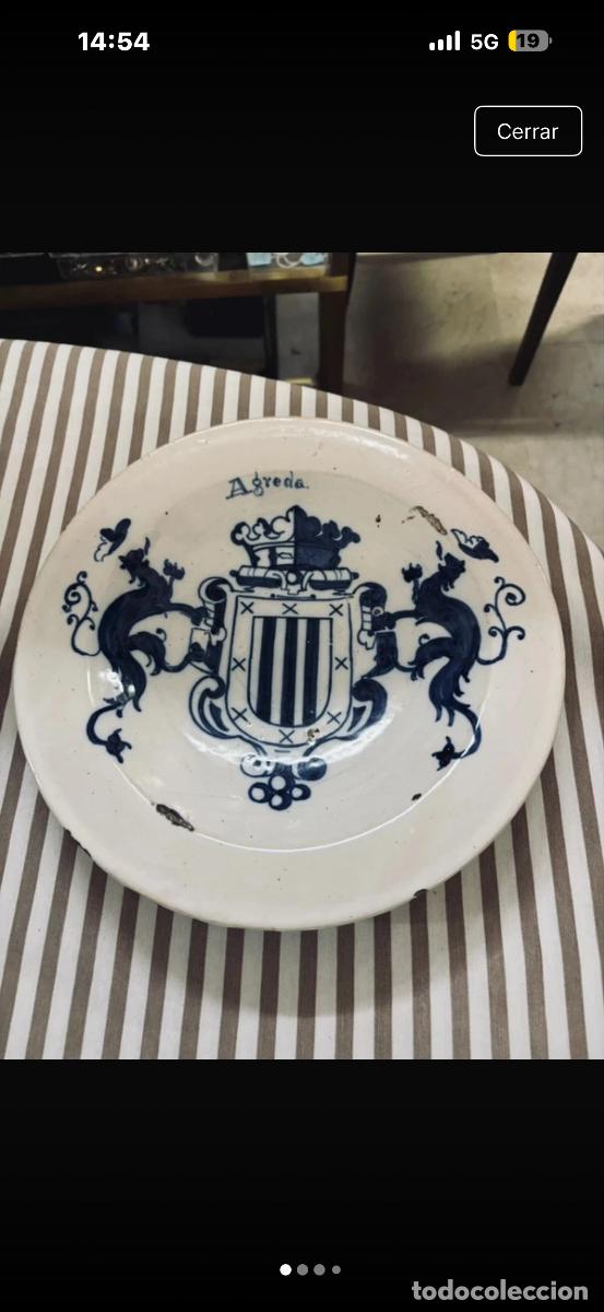 Antig&uuml;edades: Plato cer&aacute;mica blanco y azul escudo