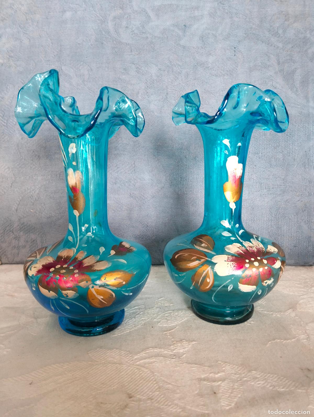 Antig&uuml;edades: Pareja de jarrones floreros de cristal soplado azul de estilo Isabelino con flores pintadas S.XIX