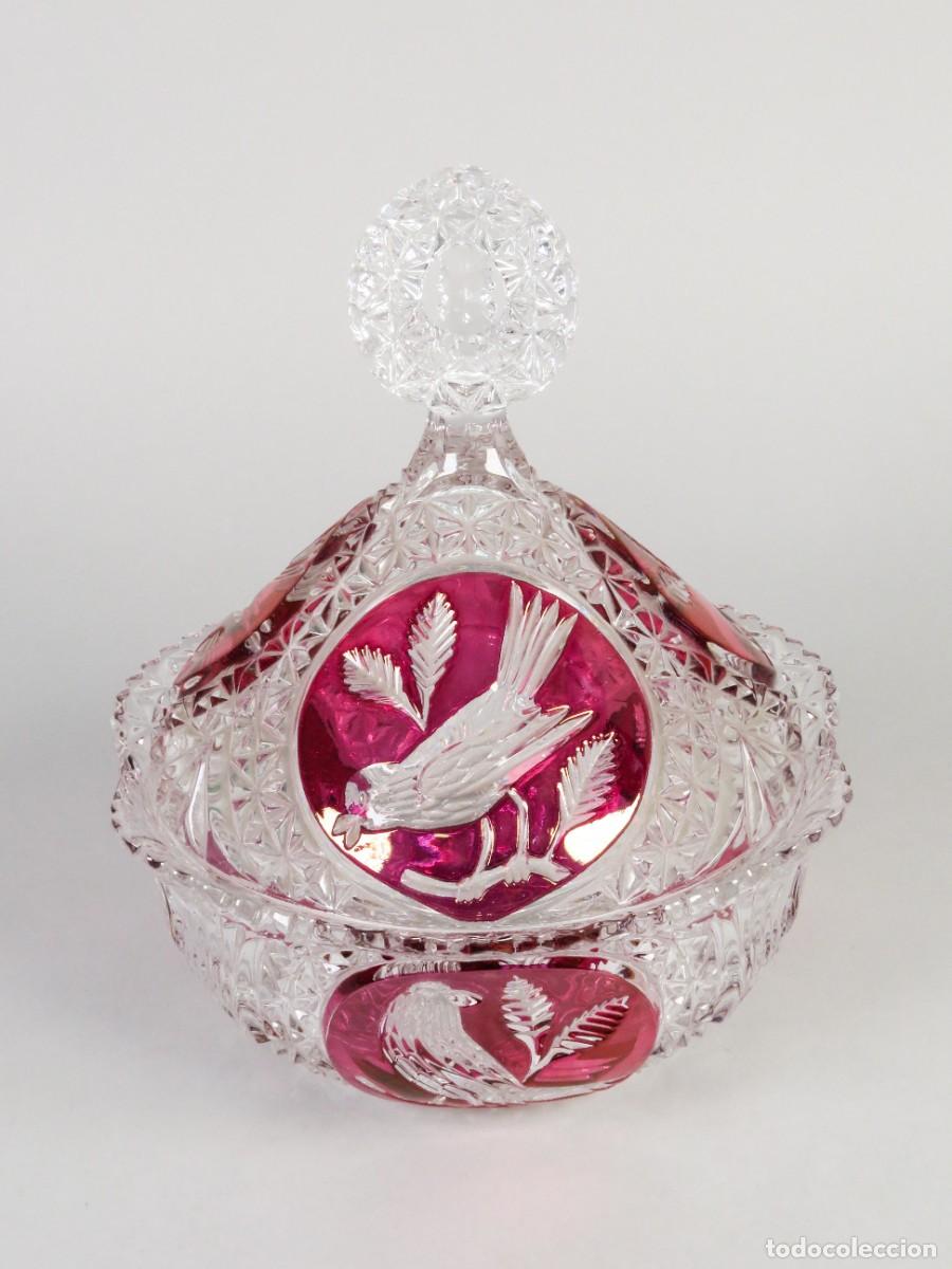 Antig&uuml;edades: Bombonera en cristal de Bohemia transparente y rojo rub&iacute; mediados del siglo XX
