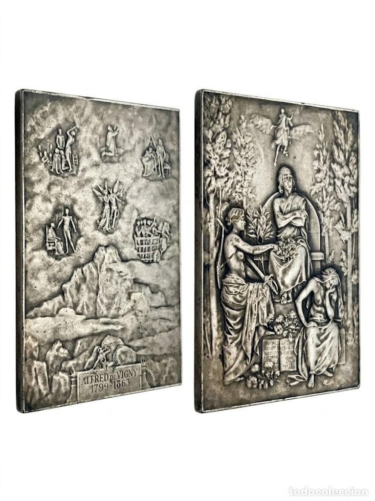 Antig&uuml;edades: Medalla art&iacute;stica A. de Vigny relieve