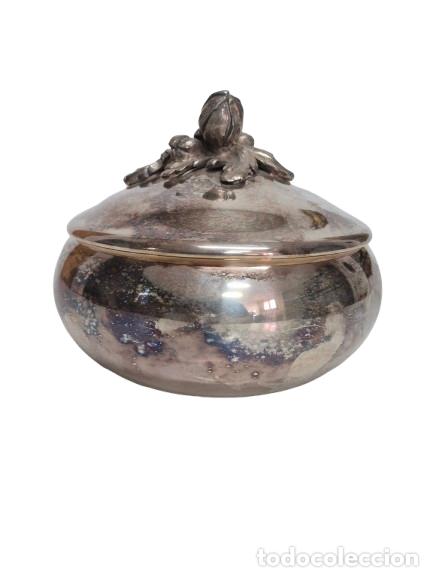 Antig&uuml;edades: Preciosa Caja Bombonera - en Metal Plateado - con Motivos Florales