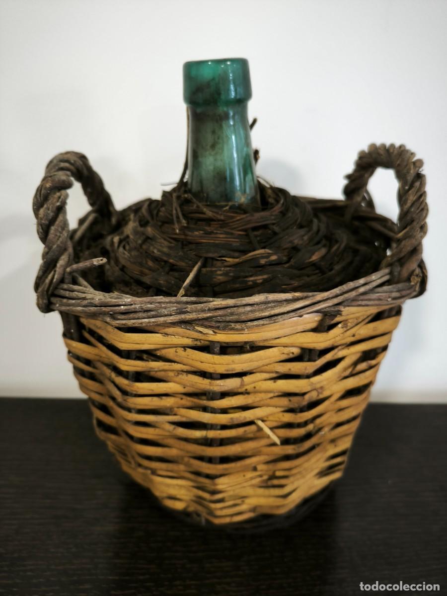 Antig&uuml;edades: Antigua Garrafa De Vidrio En Cesta De Mimbre &ndash; Damajuana R&uacute;stica Con Asas 27 Cms Alto