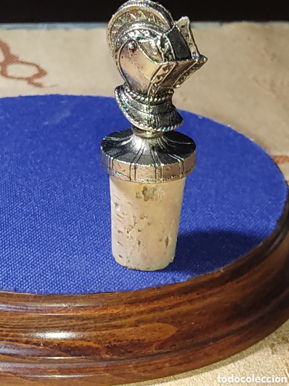 Antig&uuml;edades: Tap&oacute;n para botella de licor o vino de corcho con cabeza de armadura medieval.
