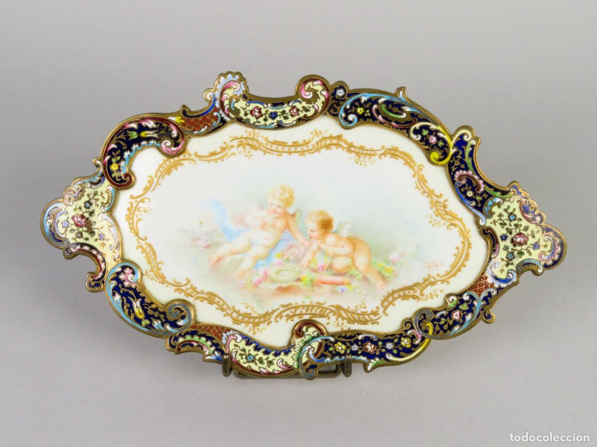 Antig&uuml;edades: Bandeja placa de porcelana Sevres y bronce dorado decorado con esmalte champlev&eacute; Francia siglo XIX