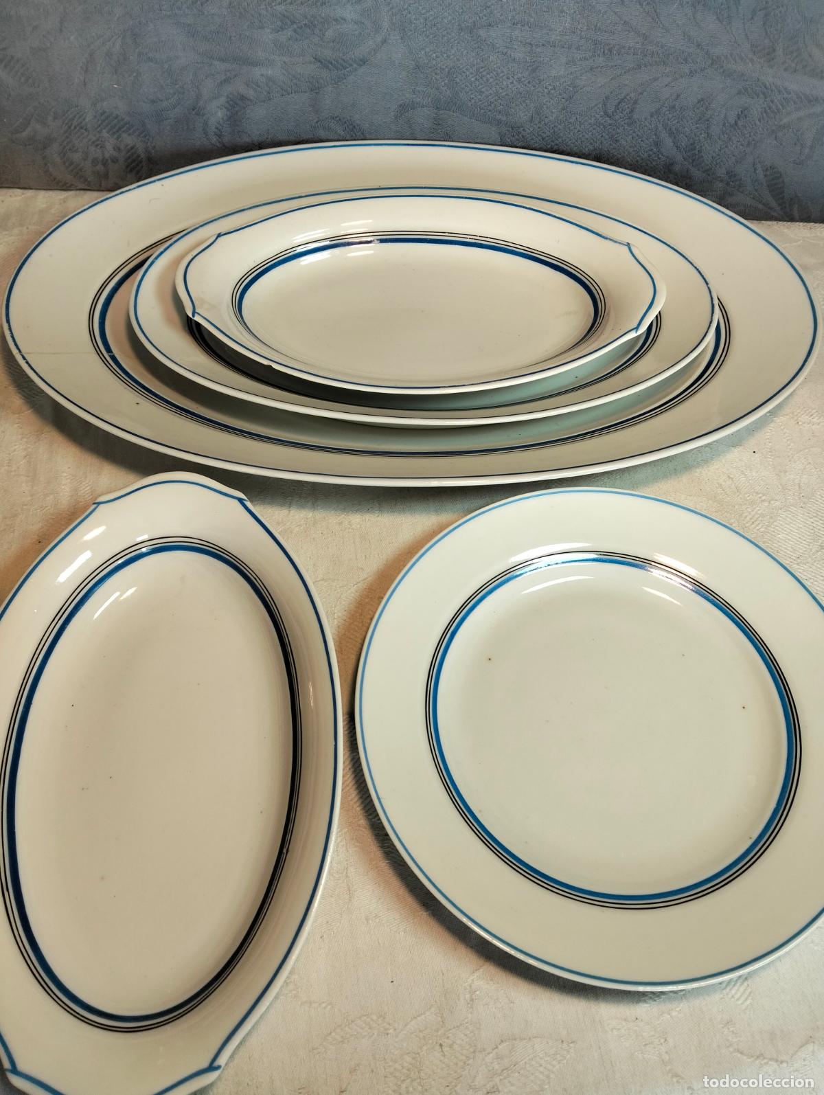 Antig&uuml;edades: Vajilla bandejas fuentes de porcelana blanca con filo azul y negro 5 unidades de los a&ntilde;os 50-60