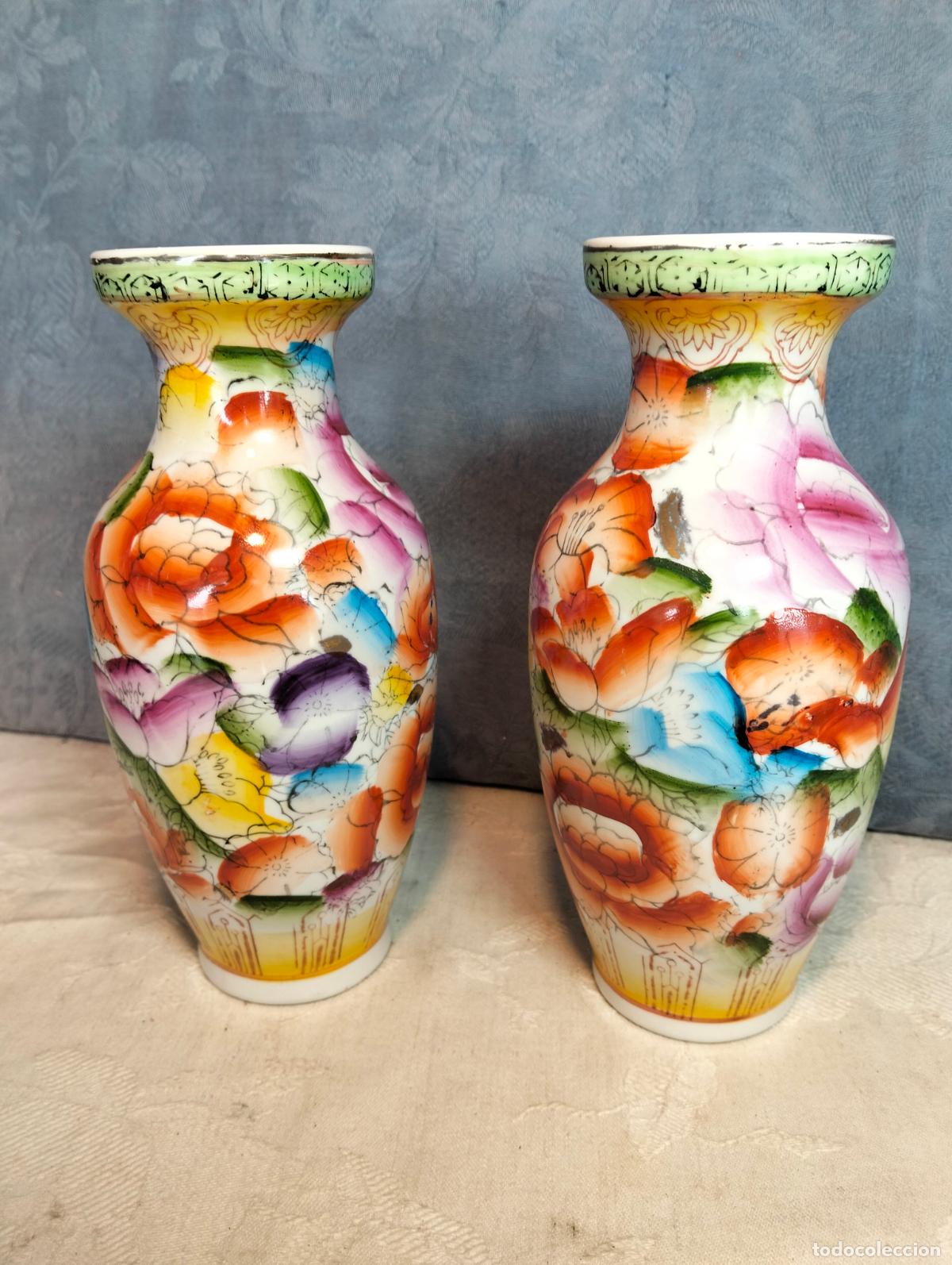 Antig&uuml;edades: 2 Jarr&oacute;n florero de porcelana blanca pintada xina oriental y coloridos y dorados de los a&ntilde;os 70