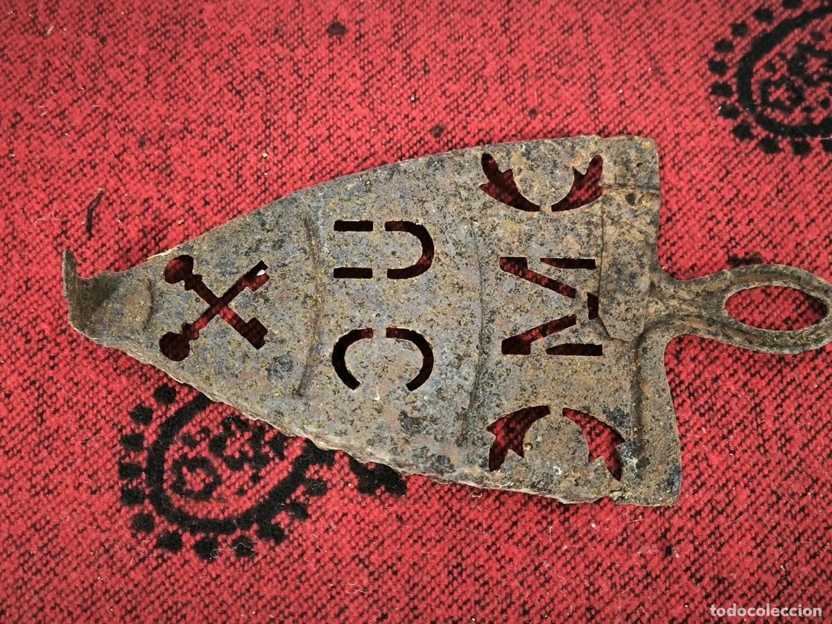 Antig&uuml;edades: Antiguo Reposaplancha De Hierro Con Calados Decorativos &ndash; Soporte Tradicional 24 Cms