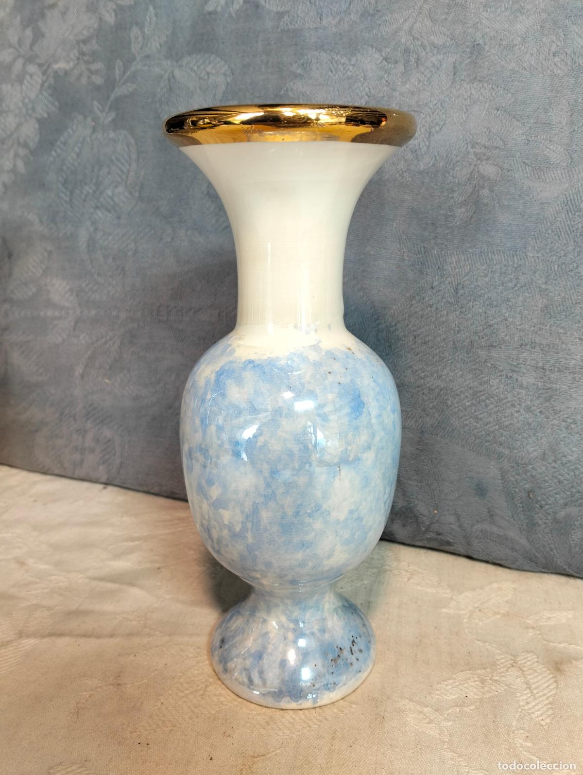 Antig&uuml;edades: Jarr&oacute;n florero de porcelana blanca pintada color azul y filo dorado de los a&ntilde;os 60-70