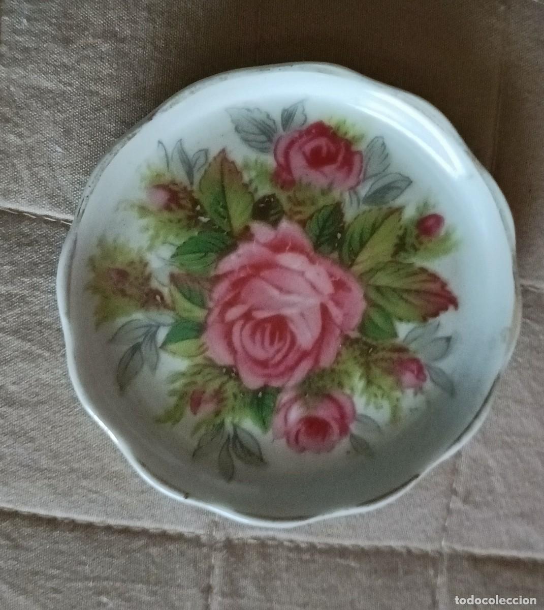 Antig&uuml;edades: platito decorativo con flores