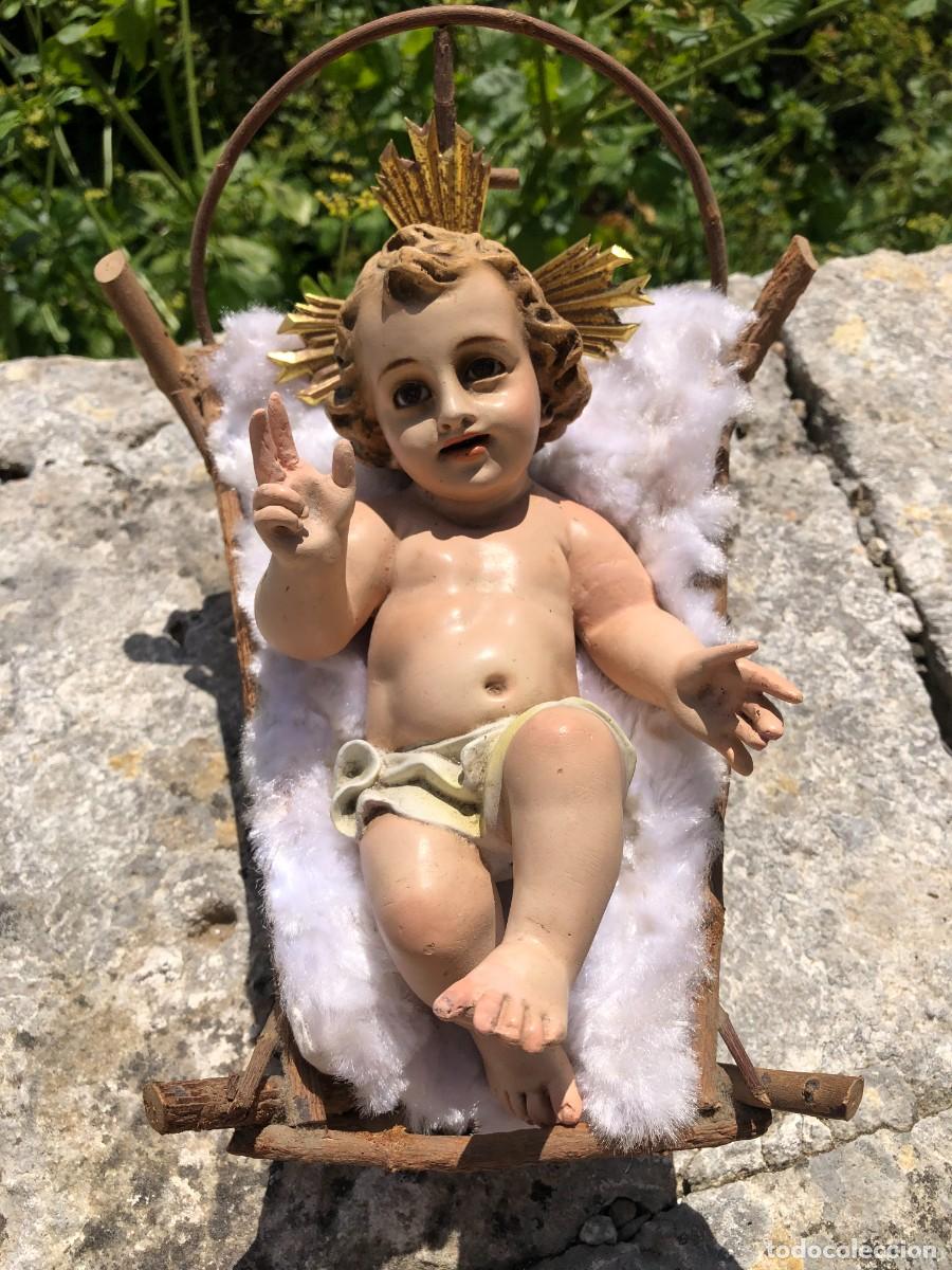 Antig&uuml;edades: Antiguo Ni&ntilde;o Jes&uacute;s en la cuna &middot; pesebre Belen &middot; taller Arte Olotense &middot; Olot &middot; ojos cristal