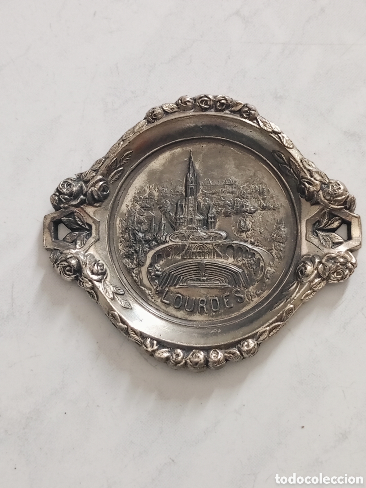 Antig&uuml;edades: Antigua bandeja adorno recuerdo Lourdes metal
