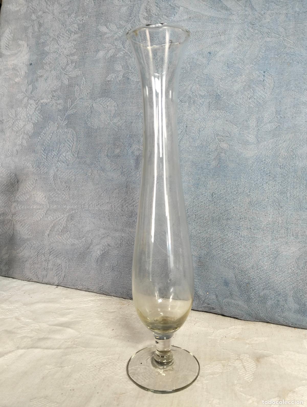 Antig&uuml;edades: Jarr&oacute;n florero de cristal soplado a mano transparente y flores talladas de los a&ntilde;os 50-60