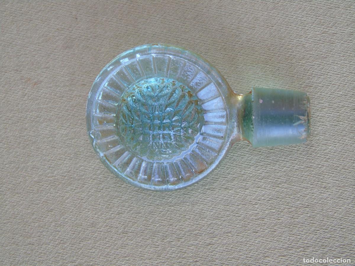 Antig&uuml;edades: TAP&Oacute;N DE CRISTAL VERDOSO ANTIGUO. AGARRE FORMA DE MARGARITA. PARA BOTELLA, LICORERA, FARMACIA.