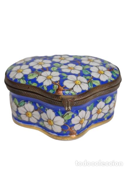 Antig&uuml;edades: Preciosa Caja, Joyero - en Porcelana Esmaltada - con Motivos Florales - Pintada a Mano