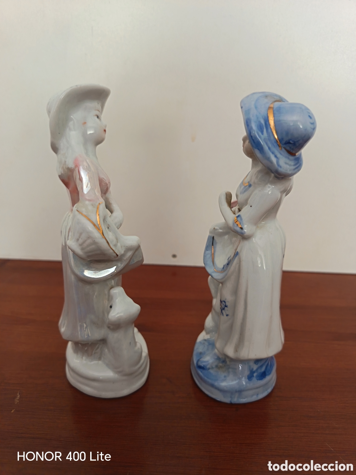 Oggetti Antichi: Pareja de Figuras femeninas con perro de porcelana