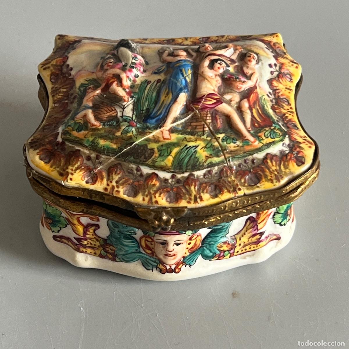 Antig&uuml;edades: Capodimonte. Antigua caja de porcelana.