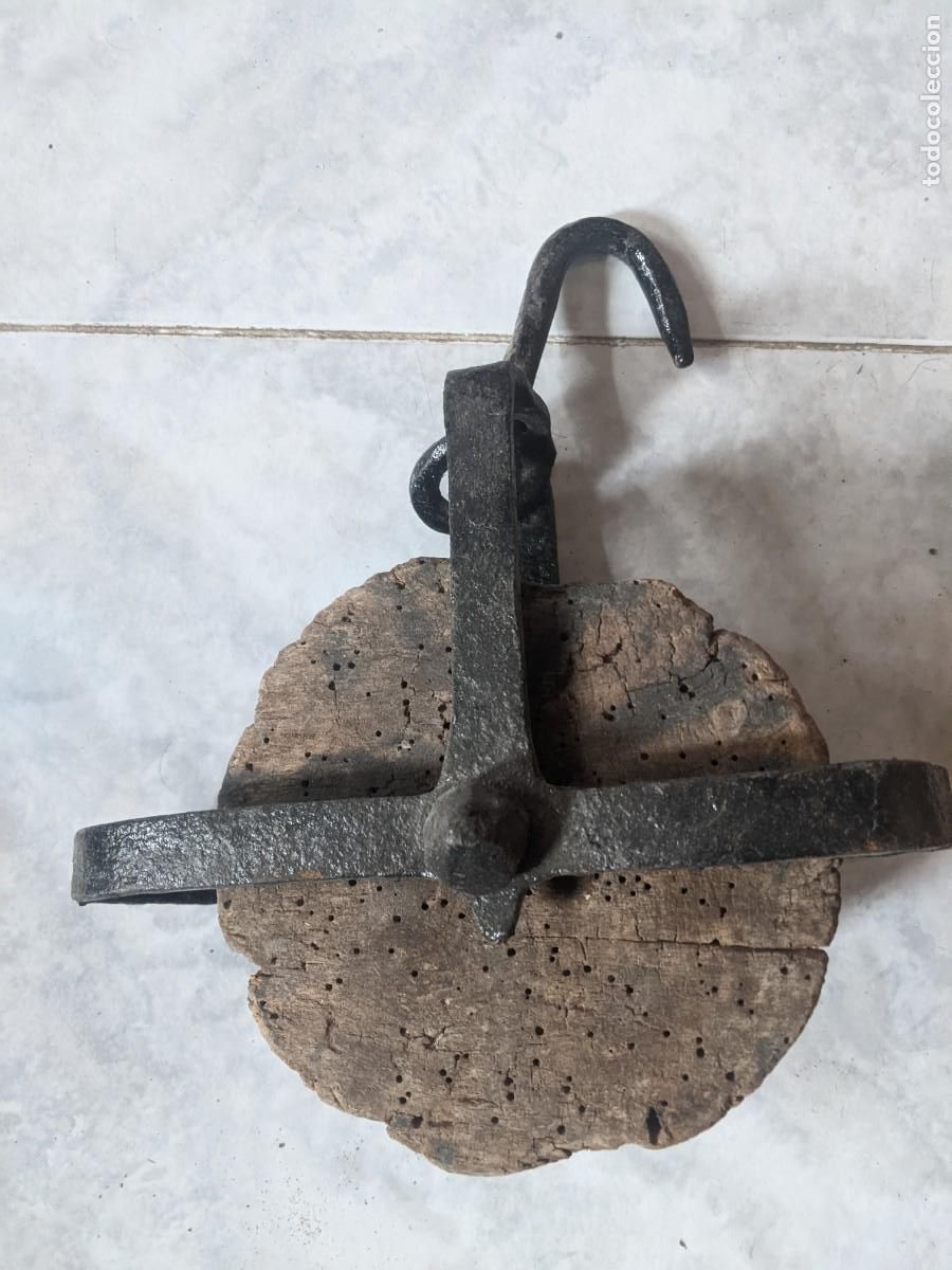 Antig&uuml;edades: Antigua polea / garrucha de pozo en madera y hierro forjado - Aperos r&uacute;sticos S. XIX-XX