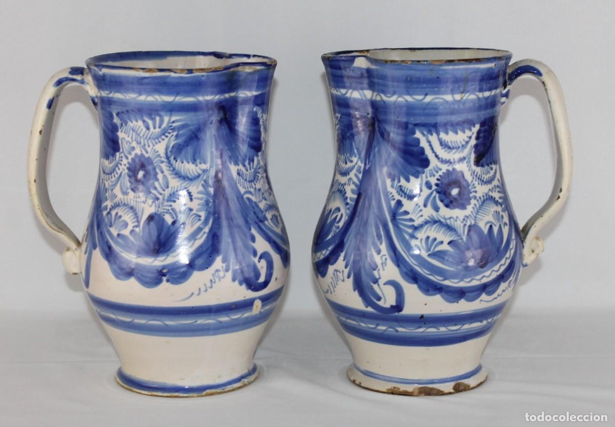 Antig&uuml;edades: Dos jarras de Manises en loza esmaltada azul y blanca. Decoraci&oacute;n floral. Siglo XIX