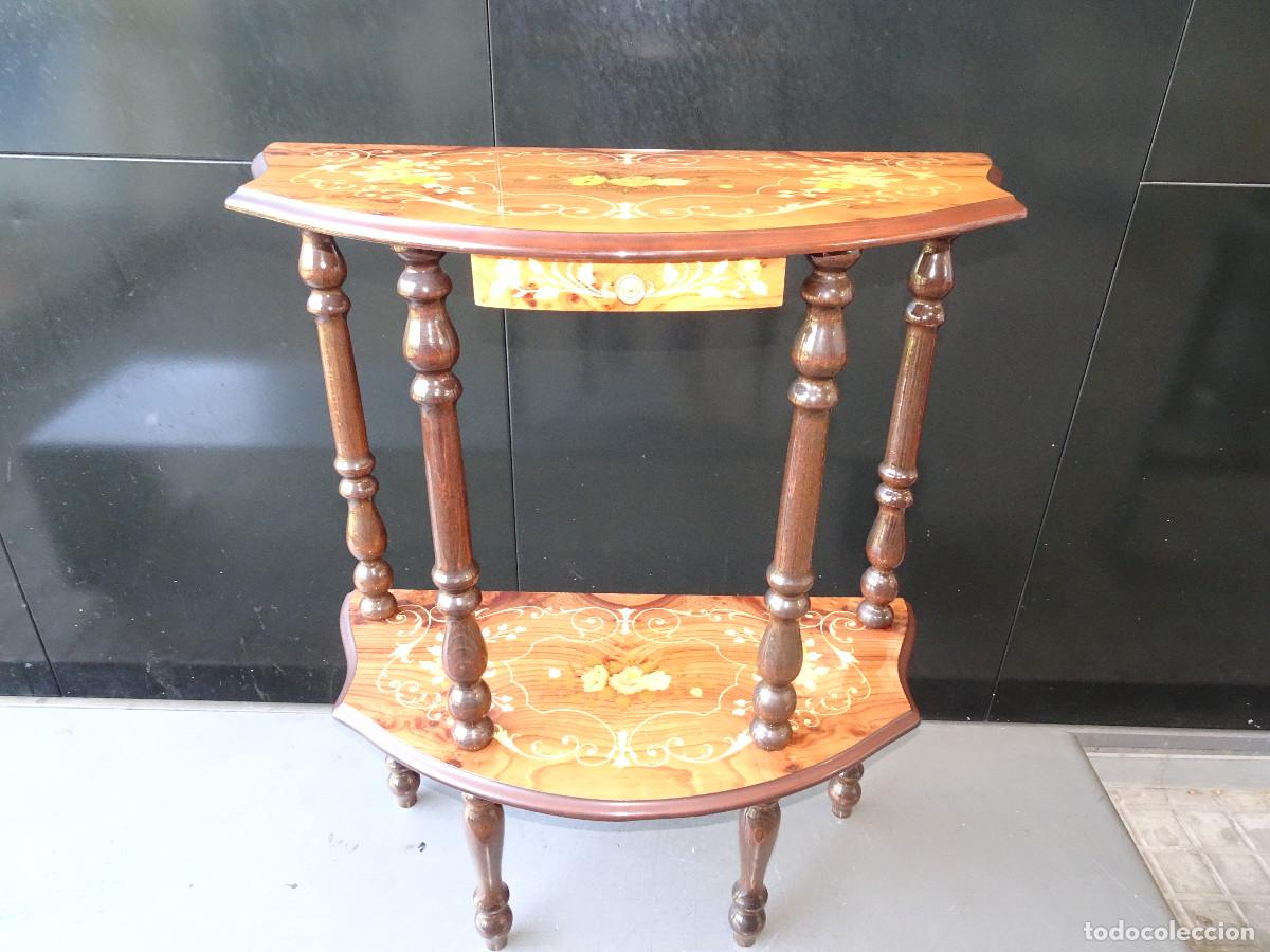 Antig&uuml;edades: Consola Estilo Sorrento con Fina Marqueter&iacute;a Floral y Caj&oacute;n - Siglo XX